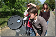 Enfants observant au téléscope de jour